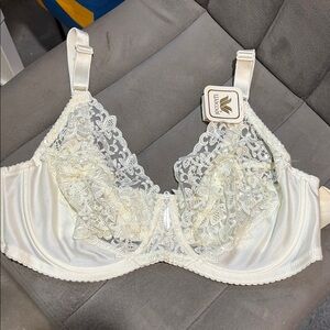 Wacoal NWT Ivory Lace Underwire Bra